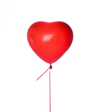 Doğum günü partisi için tek bir kırmızı kalp lateks balonu nesnesi ya da beyaz bir balonda izole edilmiş sevgililer günü. 