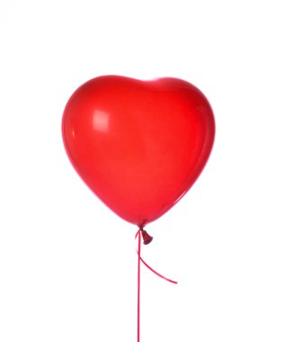Doğum günü partisi için tek bir kırmızı kalp lateks balonu nesnesi ya da beyaz bir balonda izole edilmiş sevgililer günü. 