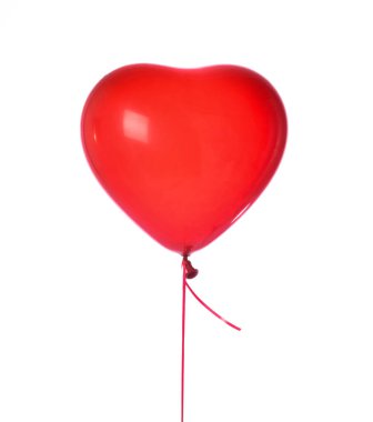 Doğum günü partisi için tek bir kırmızı kalp lateks balonu nesnesi ya da beyaz bir balonda izole edilmiş sevgililer günü. 