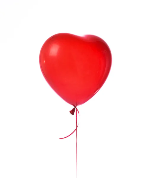 Einziges rotes Herz-Latex-Ballon-Objekt für Geburtstagsfeier oder Valentinstag isoliert auf einem weißen — Stockfoto
