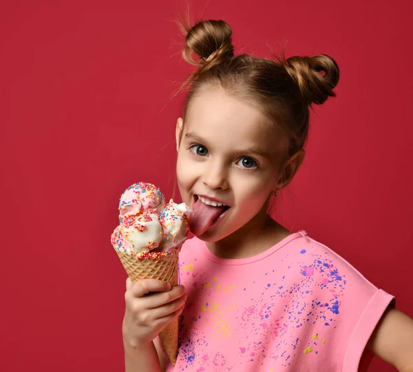 Jolie Bebe Fille Gosse Manger Lecher Gros Glace Creme Dans Gaufres Cone Avec Framboise Heureux Rire Joie Souriez Stock Photo Jolie Bebe Fille Gosse Manger Lecher Gros Glace Creme Dans Gaufres Cone Avec Framboise Heureux Rire Joie Souriez Stock Photo
