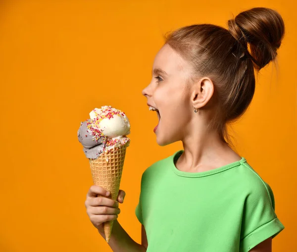 Jolie Bebe Fille Gosse Manger Lecher Gros Glace Creme Dans Gaufres Cone Avec Framboise Heureux Rire Magnifique Souriez Stock Photo Jolie Bebe Fille Gosse Manger Lecher Gros Glace Creme Dans Gaufres Cone Avec Framboise Heureux Rire Magnifique Souriez Stock Photo