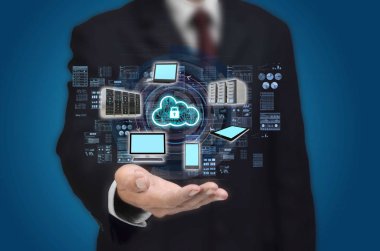 Güvenli bir Internet bulut teknoloji ağ gösterilen işadamı el