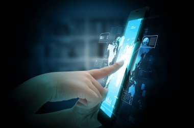 Çocuk veya çocuklar el onun gadget elektronik internet erişimi dünya çapında bilgi