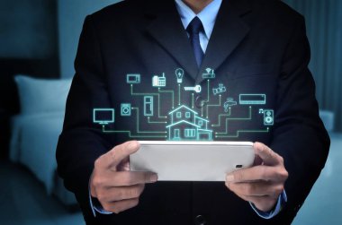 Internet şeyler ve akıllı ev concept. Her şeyi bir akıllı telefon veya uygulama kullanarak Aracı'ile kontrol.