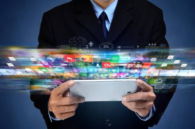 Internet kavramı. Onun elektronik aygıtı bir hızlı geniş bant internet erişimi işadamı