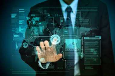 İşadamı bir sanal Internet ekrandaki bir küresel dünya çapında iş bilgileri erişme