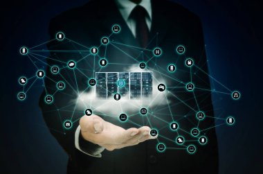 Internet bağlantı sistemi bulut sunucu depolama ile gösterilen işadamı kavramsal bir görüntüsünü