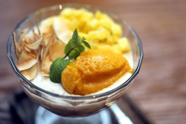 Hindistan cevizi tatlı çok lezzetli yongaları ve mango ile