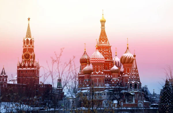 Cathédrale Saint-Basile sur la place rouge de Moscou couleur — Photo