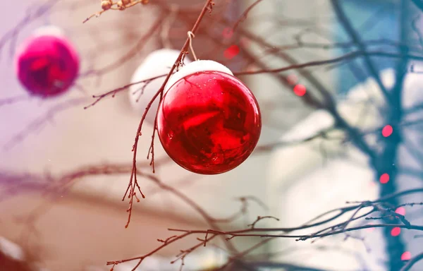 路上撮影の美しいクリスマスのおもちゃ — ストック写真