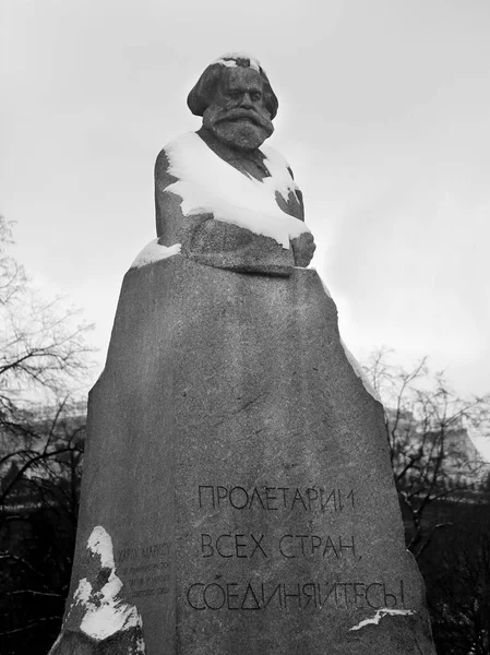 Monument voor Karl Marx van dichtbij gefotografeerd in Moskou — Stockfoto