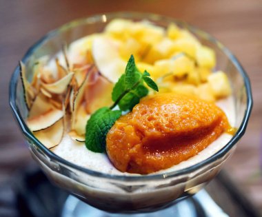 Hindistan cevizi tatlı çok lezzetli yongaları ve mango ile