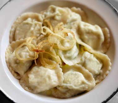 Bir tabak içinde peynirli lezzetli köfte