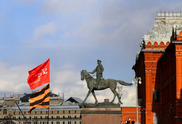 Памятник маршалу Жукову в Москве на Красной площади — стоковое фото