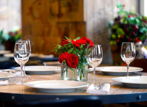 Aletleri ile restoranda güzel masa