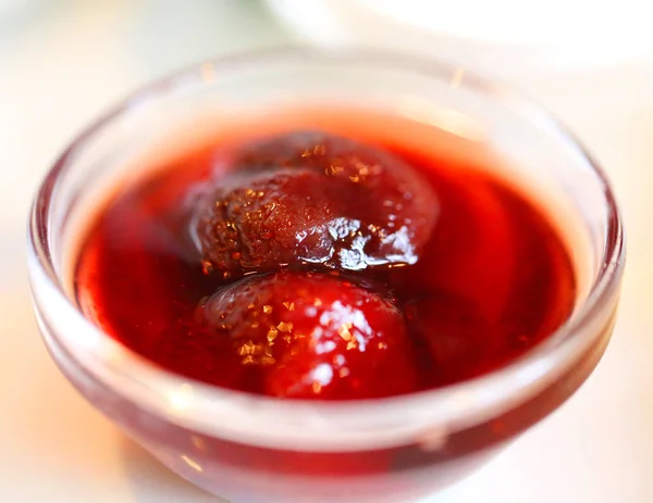 Schöne leckere Erdbeermarmelade in einem Teller — Stockfoto