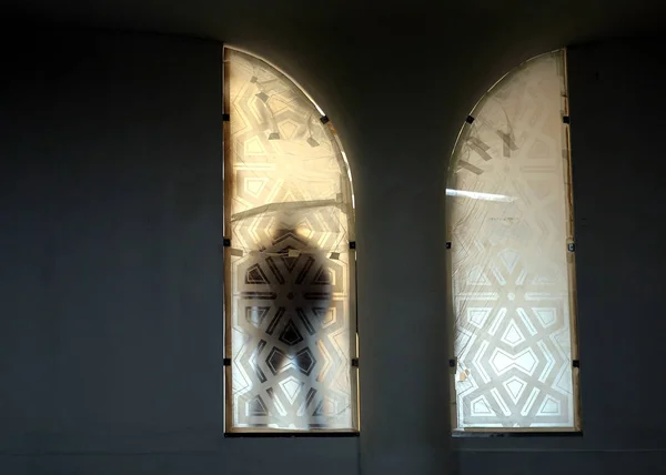 Bir adam bina penceresinde ayakta silüeti — Stok fotoğraf