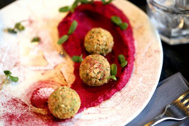 Pancar humusile lezzetli vejetaryen yemek falafel
