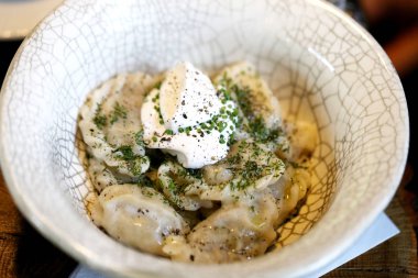 Peynir ve soğan bir kase lezzetli köfte