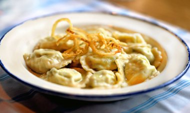 Peynir ve soğan bir kase lezzetli köfte