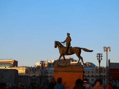 Marshal Zhukov'a Moskova Kızıl Meydanı anıt
