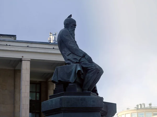 Dostojewski-Denkmal mit einer Taube auf dem Kopf — Stockfoto