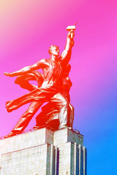 Памятник работнице и колхознице Москвы — стоковое фото