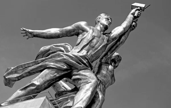 Moskova 'nın işçi ve kolektif çiftlik kızı anıtı