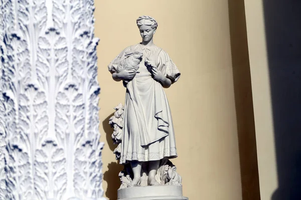 Girl with rabbits statue in Moscow at the exhibition of national economy — Stock Photo, Image