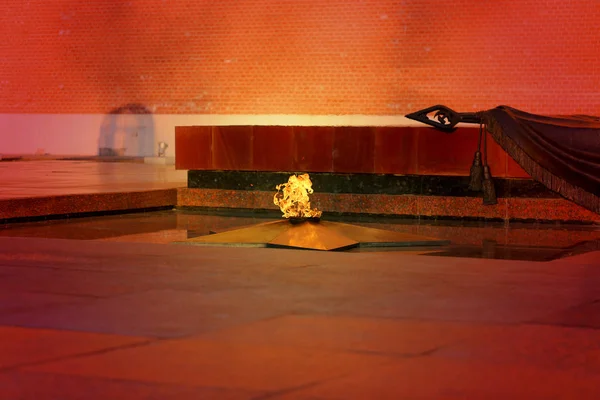 Monument to the unknown soldier eternal flame in Moscow — Stock Photo, Image