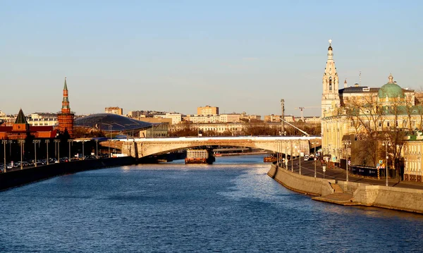 Moskova nehri ve Moskvoretsky köprüsünün güzel manzarası — Stok fotoğraf