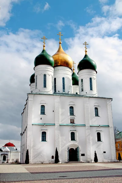 Iglesia cristiana ortodoxa en Kolomna fotografiado abstracto —  Fotos de Stock