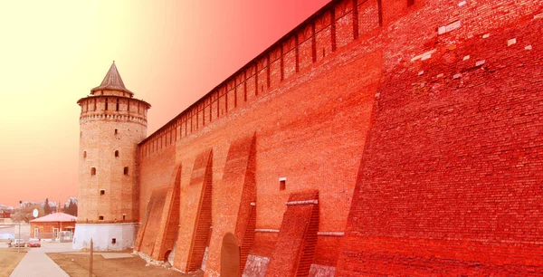 Hermosa torre de la entrada principal al Kremlin de Kolomna — Foto de Stock