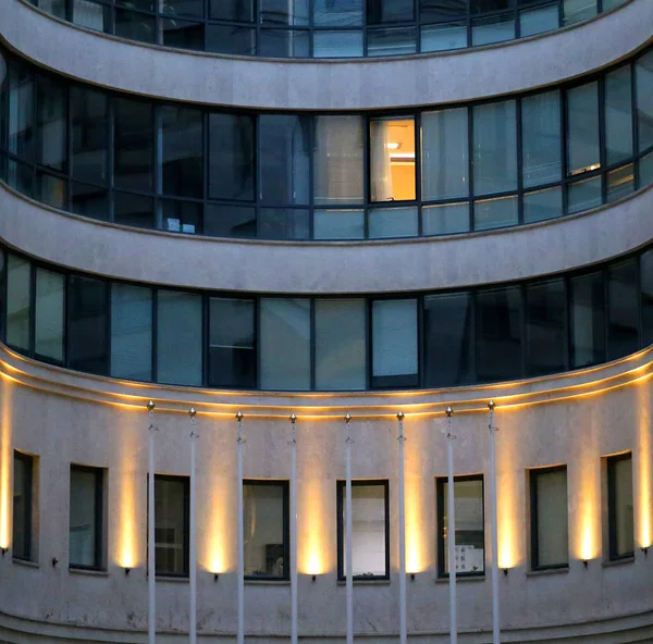 Molte belle finestre nell'edificio fotografato — Foto Stock