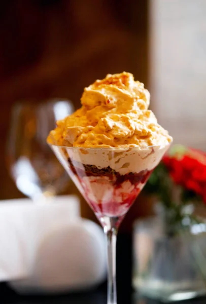 クリームとラズベリーのおいしい甘いデザート — ストック写真