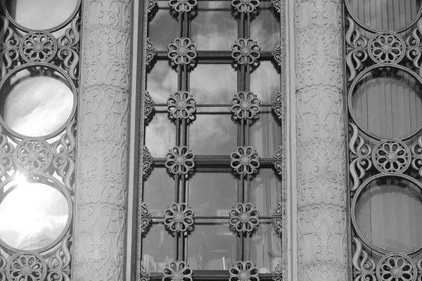Krásná Vzorovaná okna v budově se vzory — Stock fotografie