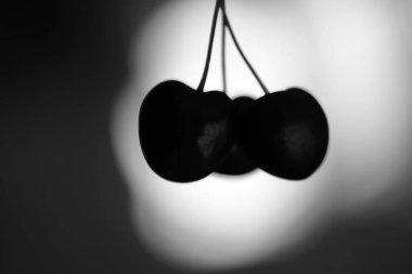 Olgun kiraz siyah ve beyaz yakın çekim fotoğraf