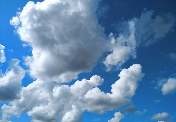太陽と大きな白い雲を持つ空 — ストック写真