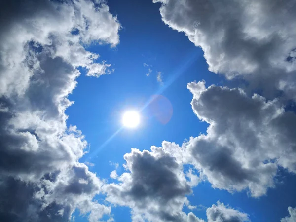 O céu com o sol e grandes nuvens brancas — Fotografia de Stock