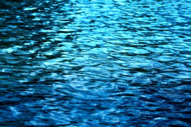 Güzel mavi deniz suyu doku yakın çekim fotoğraflandı