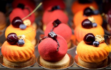 Kiraz ile lezzetli çok renkli kek yakın fotoğraflandı