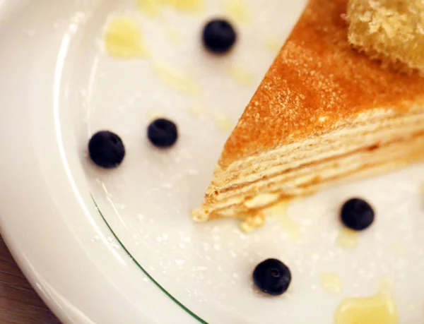 Delicioso pastel de miel en un platillo fotografiado — Foto de Stock