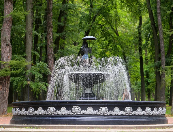 Fountain in Kaluga and sculpture Yoke with an umbrella or the story of bathers — Stock Photo, Image