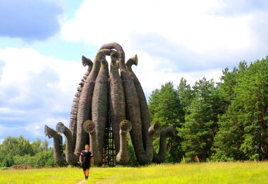 Beaubourg.Huge, anıtsal ve dünya dışı yapı, kartvizit Nikola Lenivets bir tür.
