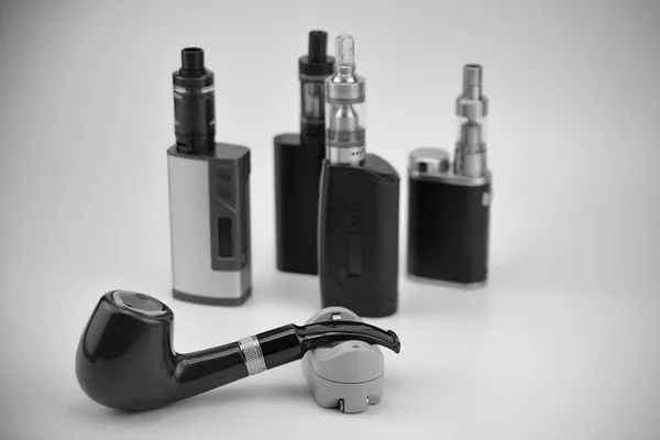 Vaping 技術的な装置のためのタバコ 瓶の中の液体 — ストック写真