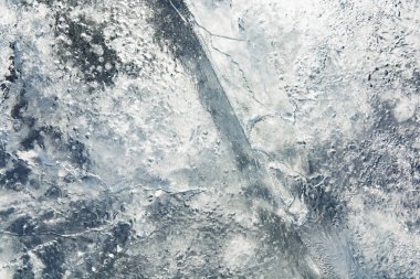 Donmuş buz kış gölde bir desen ile doku. Noel için kış arka plan