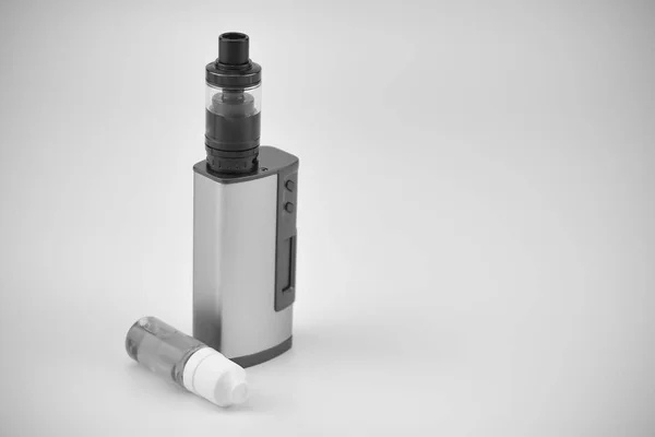 Vaping 技術的な装置のために電子タバコ 瓶の中の液体 — ストック写真