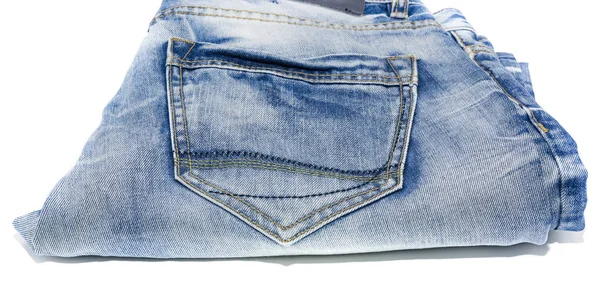 分離の上にポケットと青い擦り切れたジーンズのテクスチャです デニムの背景 — ストック写真