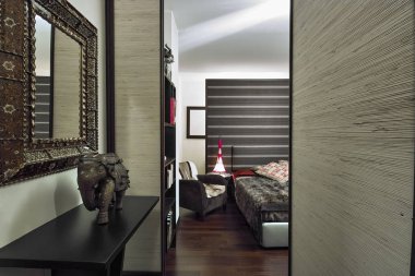 iç ahşap zemin ile modern bir bedromm çekim